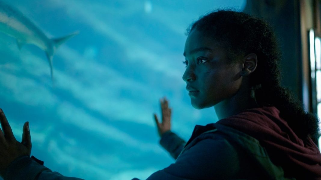 Halle Bush como Allie em The Power na Prime Video