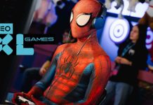 MEO XL GAMES | Um compromisso para 2024 Um homem fantasiado de Homem-Aranha está a jogar videojogos com uma consola MEO XL GAMES em 2024, completamente imerso e comprometido com a sua sessão de jogo.