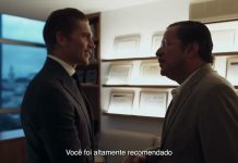 O Último Animal | Joaquim de Almeida é Dr. Ciro no filme de Leonel Vieira Joaquim de Almeida, de fato e gravata, conversa com outro homem num escritório.