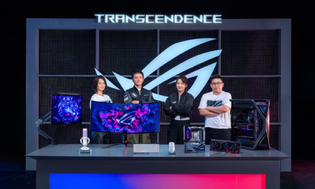 Um grupo de pessoas posando em frente a um display da ASUS Republic of Gamers na CES 2024.