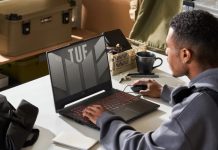 ASUS | Lançados os novos portáteis TUF Gaming F16, A16 e A15 na CES 2024 Um homem está trabalhando em um laptop ASUS em uma mesa.