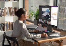 Lenovo | Revela Dispositivos e Soluções de Criatividade e Produtividade Potenciados pela IA na CES 2024 Uma mulher está sentada em uma mesa usando um computador Lenovo para trabalhar, encontrando soluções e utilizando vários dispositivos.