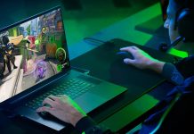Razer | Prepara-se para apresentar monitores Blade 16 e Blade 18 na CES 2024 Um homem está jogando videogame em um laptop Razer na CES 2024 enquanto experimenta as mais recentes inovações em monitores.