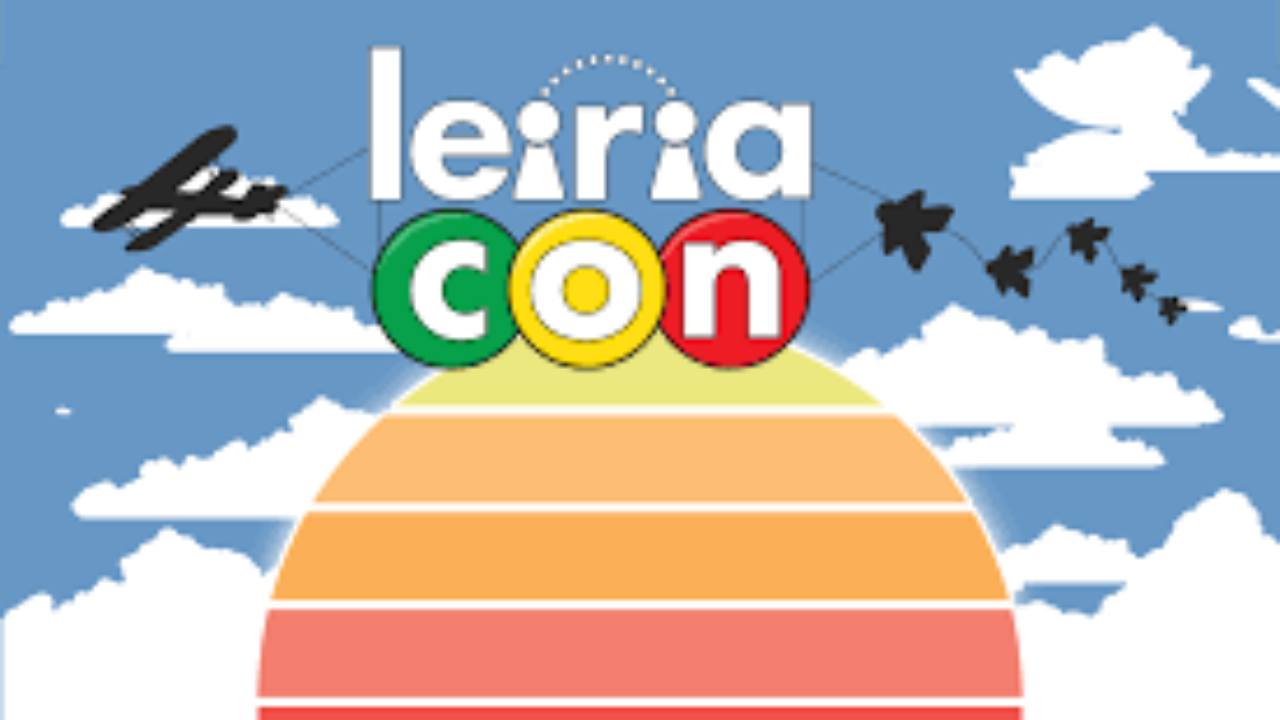 Logotipo com arco-íris e nuvens em destaque na LeiriaCon.