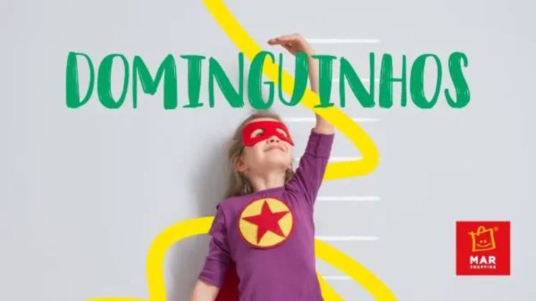 Uma garota fantasiada de super-herói com a palavra "Dominguinhos" escrita.