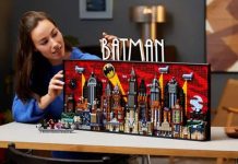 LEGO | Celebra os 85 anos de Batman em LEGO com novo set Uma garota está segurando um conjunto LEGO do Batman.