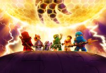 Ninjango: A Ascensão dos Dragões | A nova série do Cartoon Network estreia a 27 de Maio Cinco figuras ninja LEGO estão prontas para a batalha em uma plataforma sob um orbe brilhante, cercadas por raios e raios de energia nesta cena emocionante da Nova Série Ninjago.