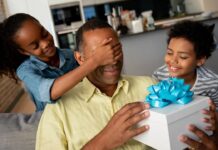 Philips Monitors | Celebra os pais versáteis neste Dia Do Pai com monitores capazes de aguentar tudo Philips Monitors Dia Do Pai